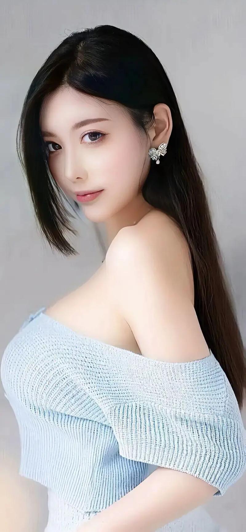 女班长自愿掀起裙子给