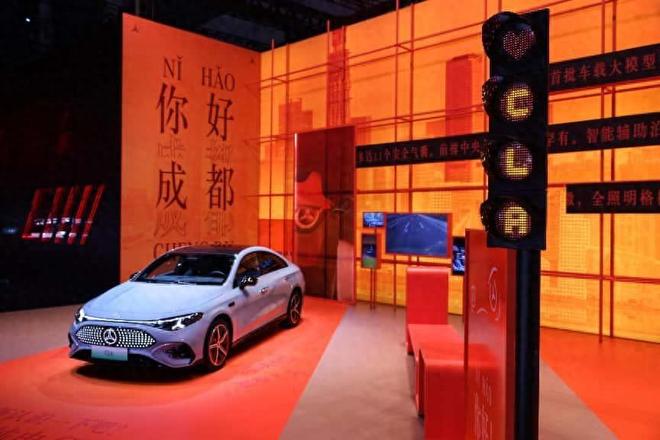 奔驰成都车展双线出击